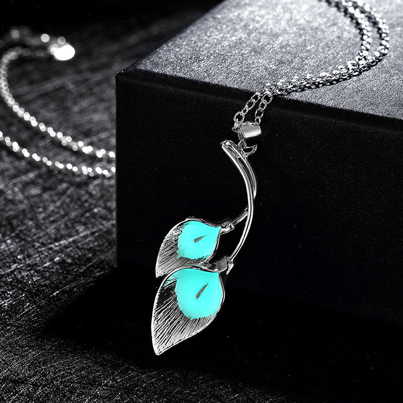 Elegante collar con colgante de hoja que brilla en la oscuridad